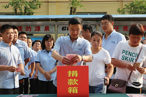 新鄉長(cháng)城員工向孟莊鎮敬老院捐款