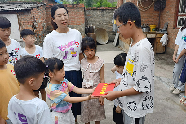 新鄉長(cháng)城集團愛(ài)心家庭攜手輝縣義工“愛(ài)心助學(xué)，點(diǎn)亮希望”